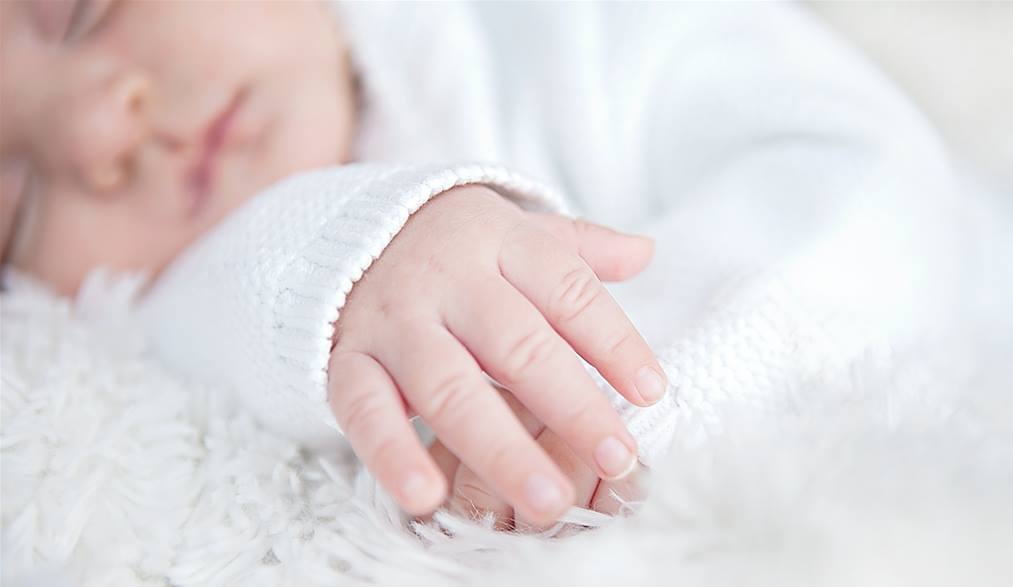 Bästa kompisen övernattade hos mamma och 1-årig dotter: Mamman vaknade av ett konstigt ljud mitt i natten