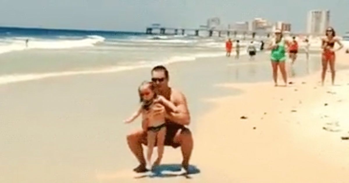 Pappa böjer sig ner och lyfter upp sin två-åriga dotter – då sker det otänkbara