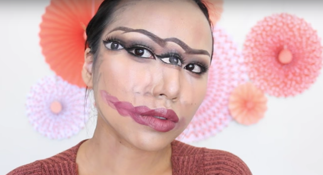 Nej, det är inget fel på bilden: Denna kvinna har galna make-up färdigheter