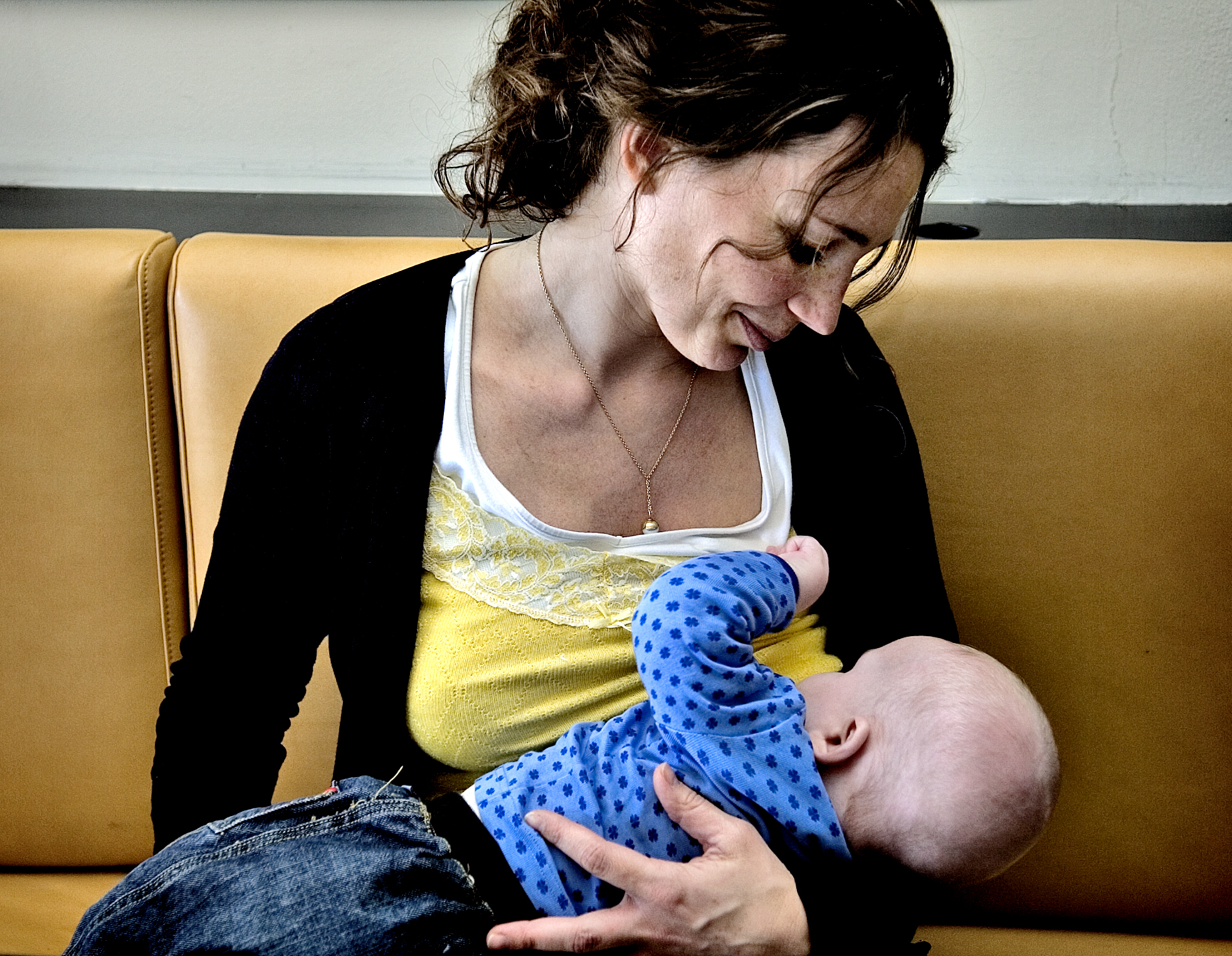 Mamma ville amma sin 4-åriga dotter på café – då sa servitören något som får människor på internet att rasa