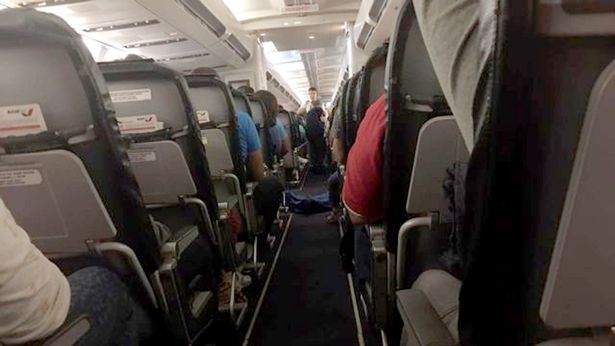 Chockerade flygpassagerare tvingades sitta bredvid död kvinna i tre timmar