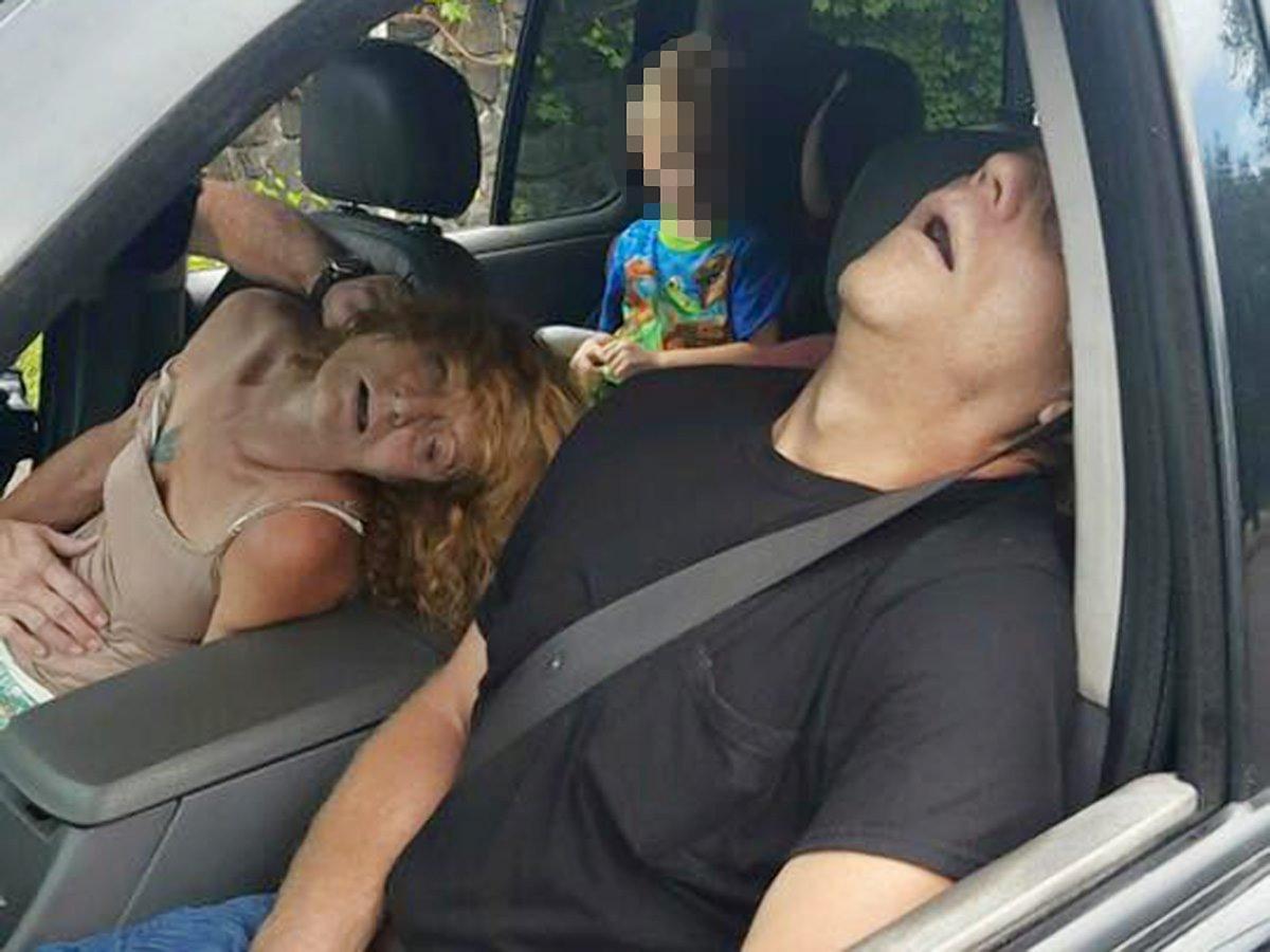 Polisen delar denna fruktansvärda bild: 4-åring sitter själv i baksätet i en bild medan föräldrarna…