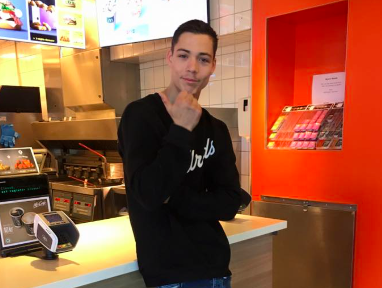 Ivan betalade för farfars mat på McDonald’s när hans kort blev avvisat: Nu får han själv en present