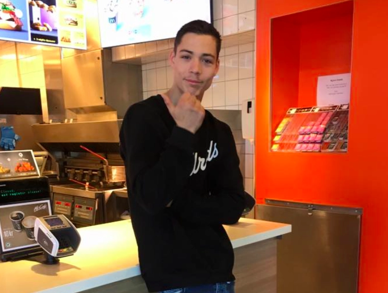 Ivan betalade för farfars mat på McDonald’s när hans kort blev avvisat: Nu får han själv en present