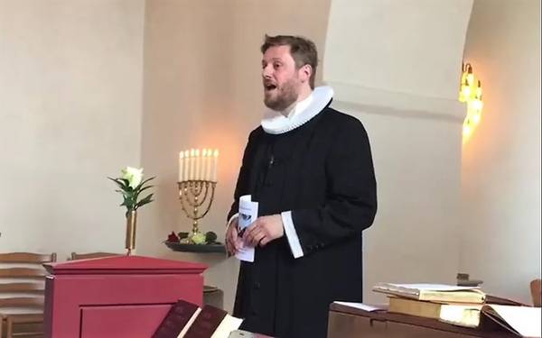 Konfirmander rörda till tårar i dansk kyrka: Fick en stor överraskning av prästen