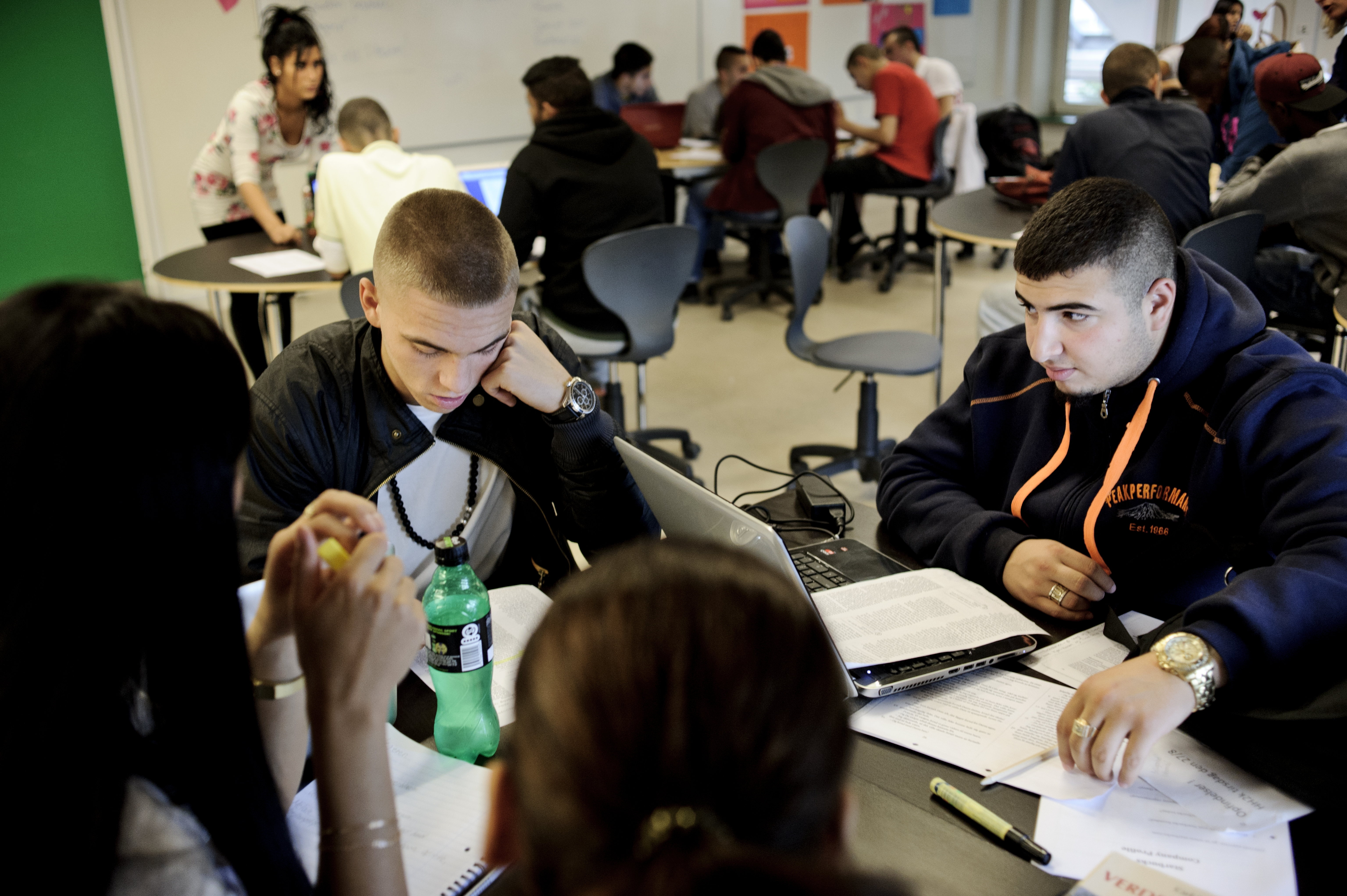 Gymnasielärare till föräldrar: Kan ni uppfostra era barn?