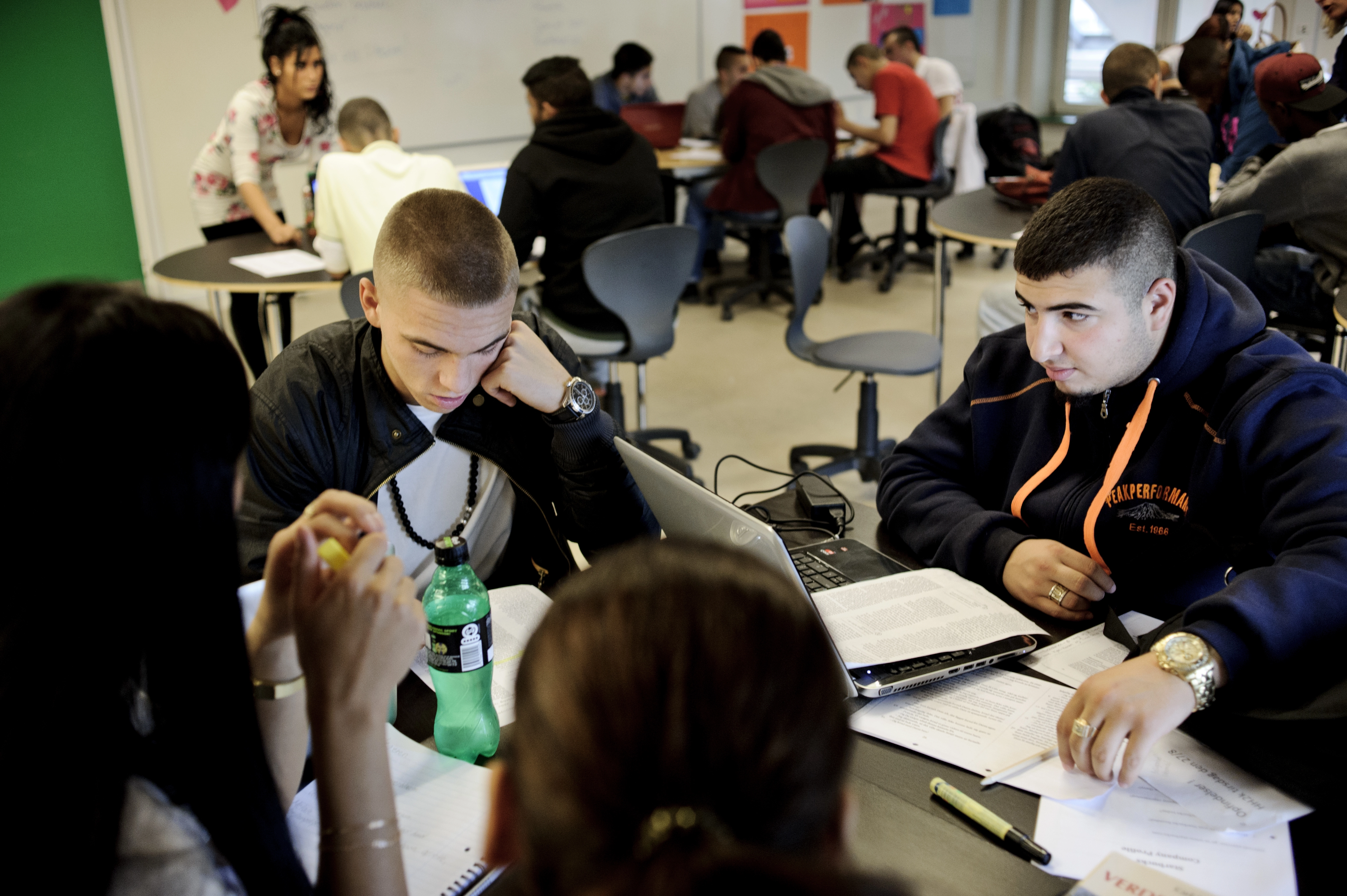 Gymnasielärare till föräldrar: Kan ni uppfostra era barn?