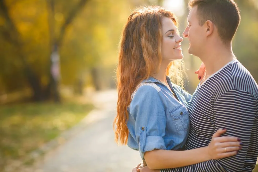 Revolutionerande uppdagelse: Kyssar och kramar kan sprida livsviktiga tarmbakterier