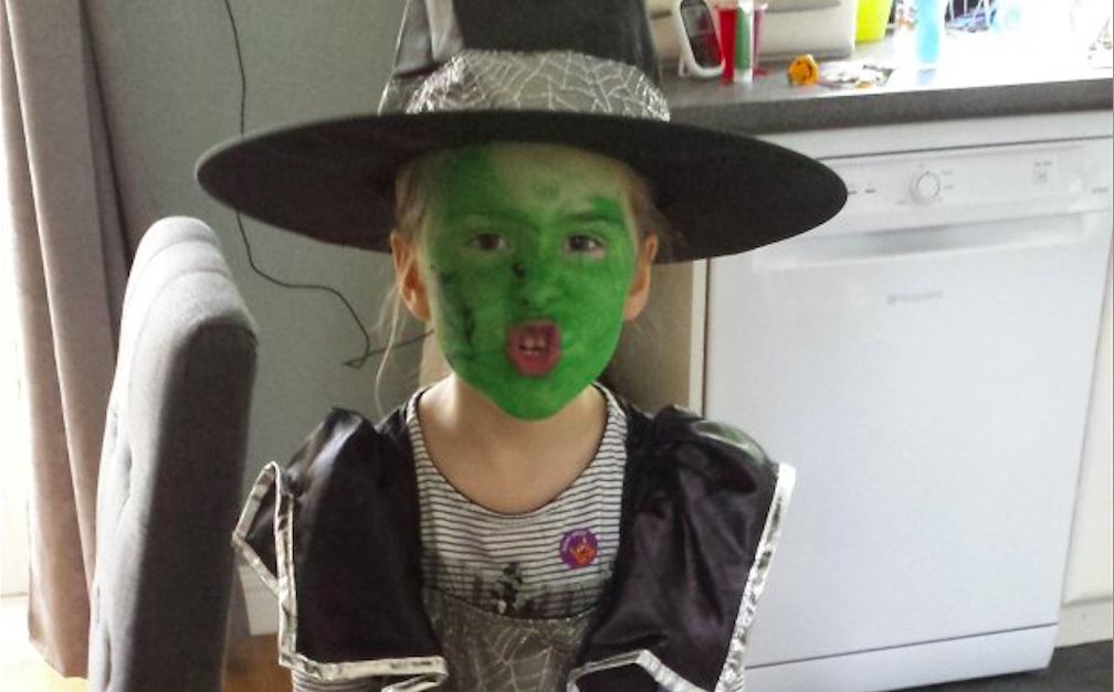 5-årig var utklädd till häxa på Halloween: När den gröna färgen sen ska tvättas bort får mamman panik