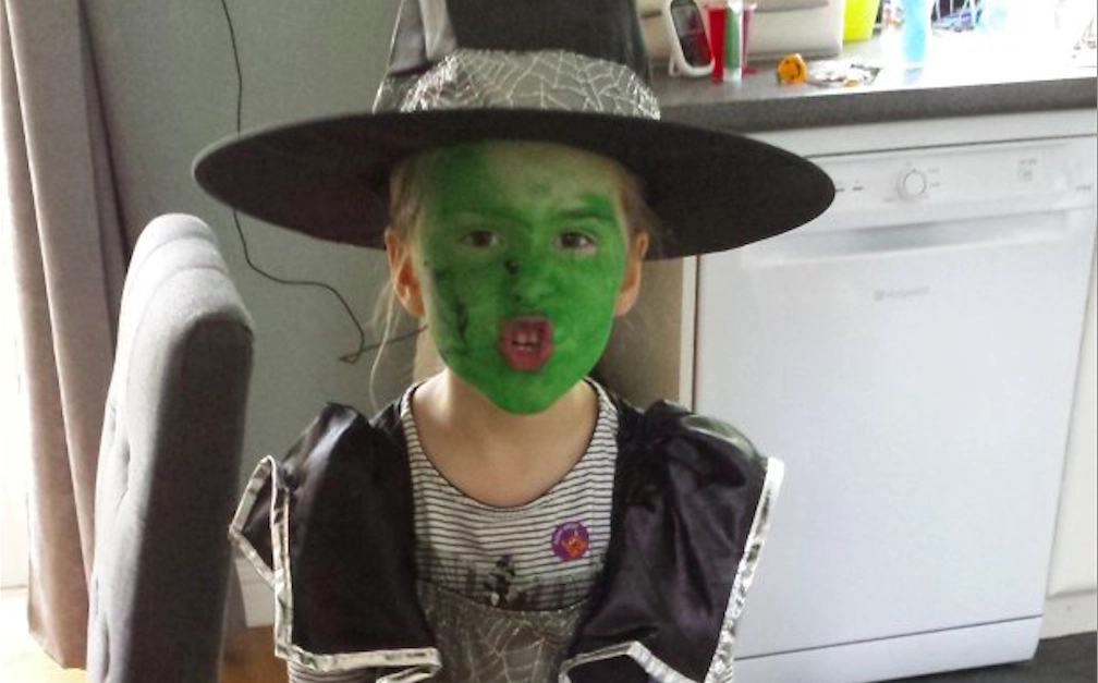 5-årig var utklädd till häxa på Halloween: När den gröna färgen sen ska tvättas bort får mamman panik
