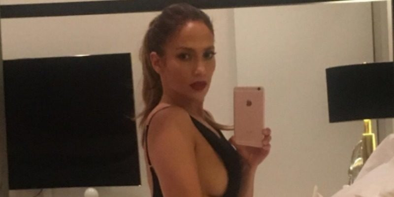 Jennifer Lopez stjäler selfie-titeln från Kim Kardashian med en rumpbild
