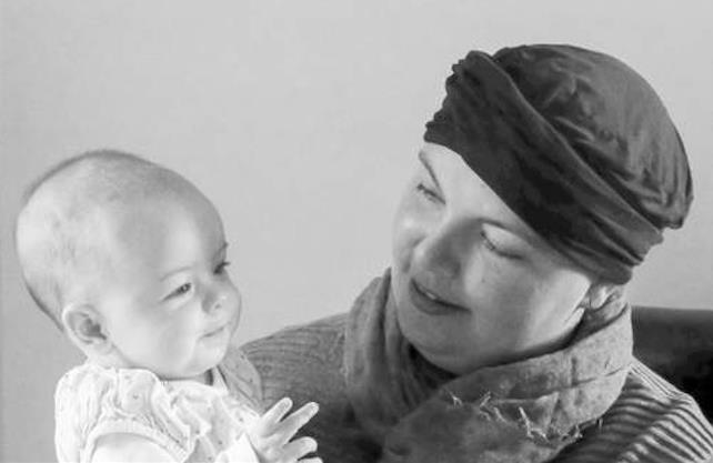 Ung mamma drabbad av cancer – men arbetsgivaren vill inte godkänna Ninnas sjukskrivning