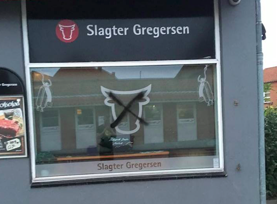 Dansk slaktares fönster målades över: Hans svar har hyllats av tusentals