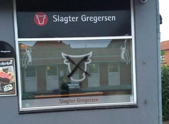 Dansk slaktares fönster målades över: Hans svar har hyllats av tusentals