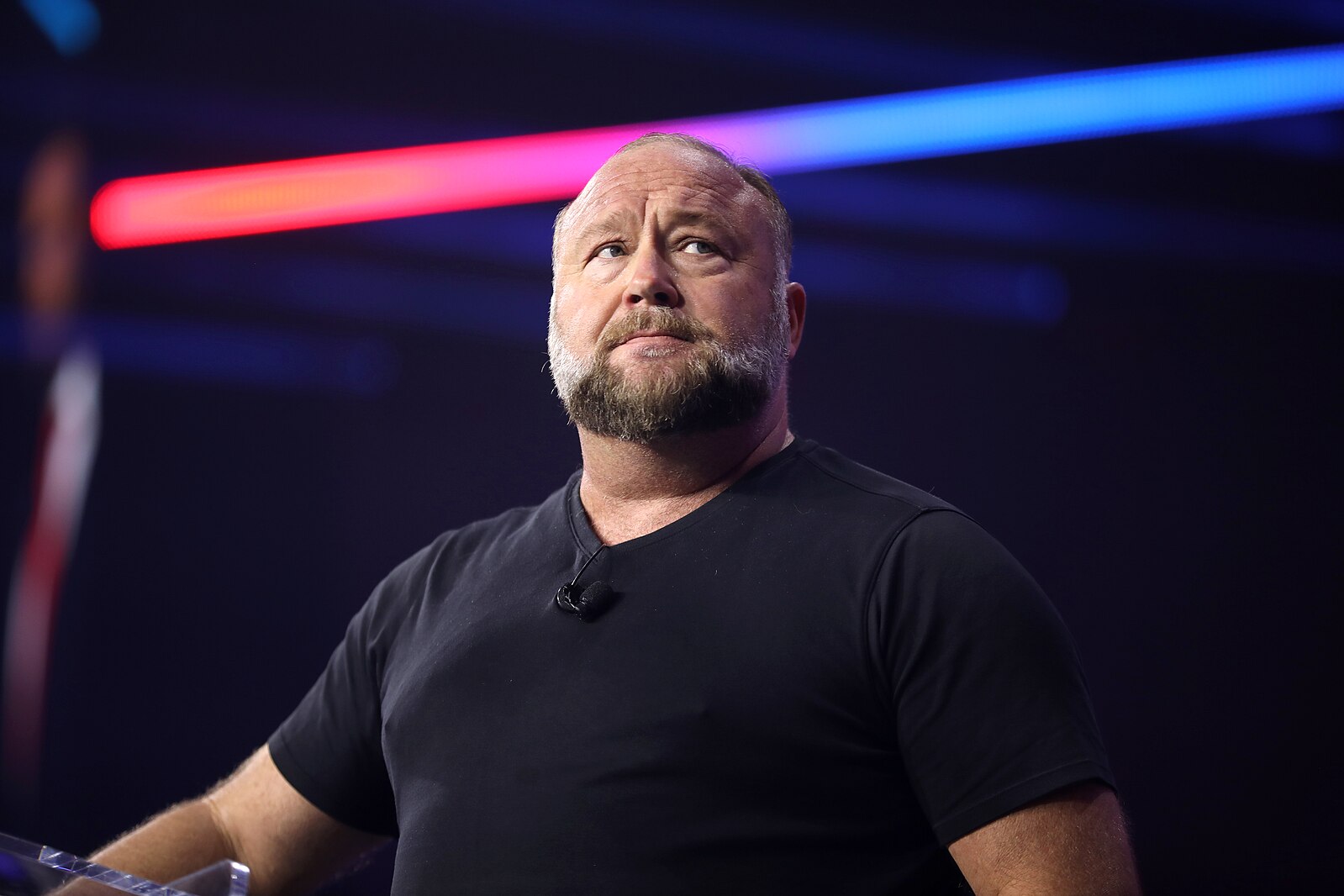 Elon Musk försvarar Alex Jones konton på X – ovanligt ingripande av plattform