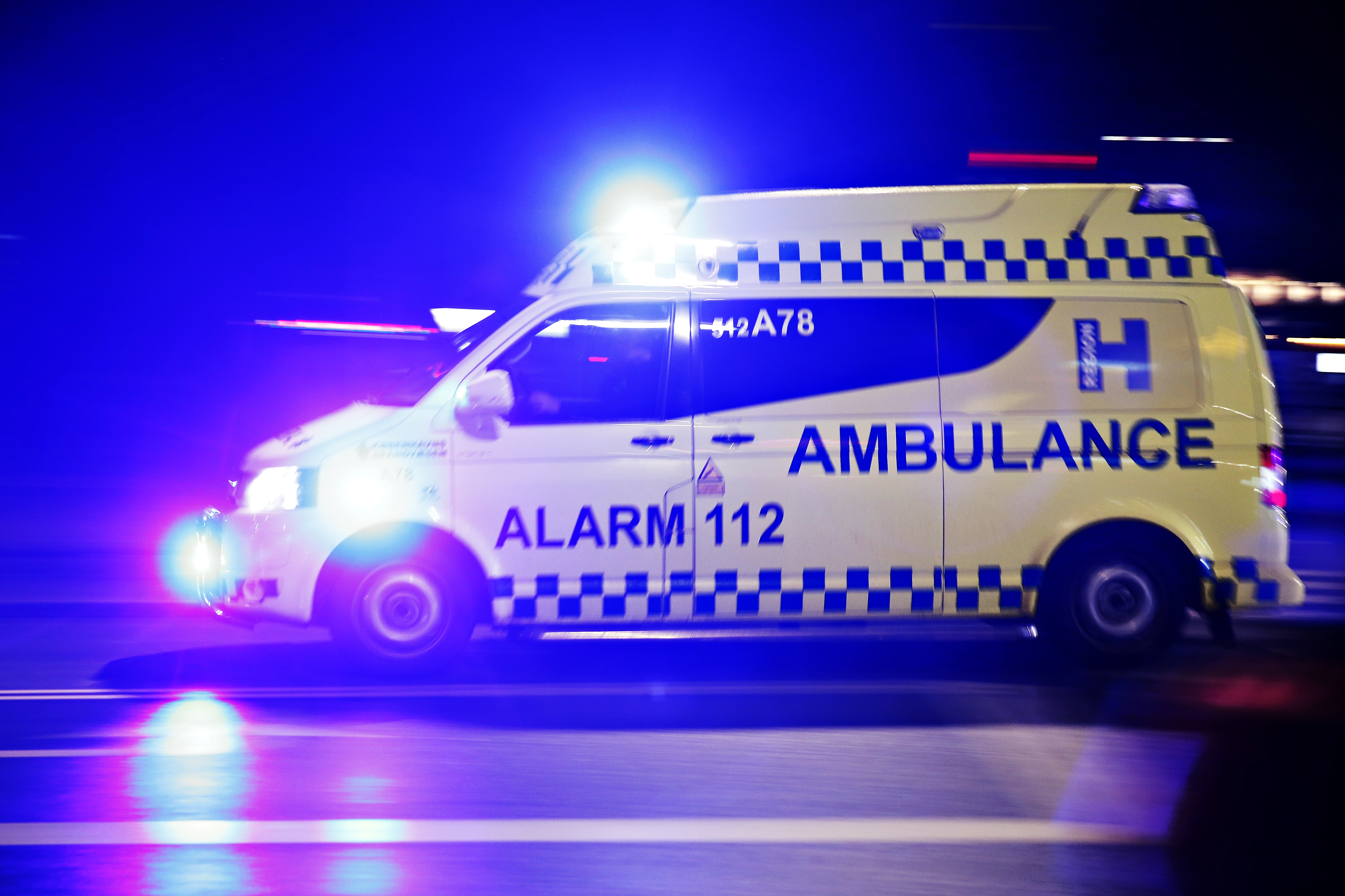 Ambulans träffad av sten från gångbro: Polisen jagar gärningsmän