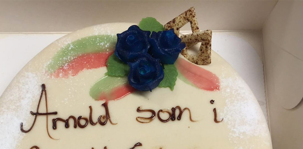 Kollega beställde tårta till Arnolds jubileum – arbetsplatsen bröt ihop av skratt