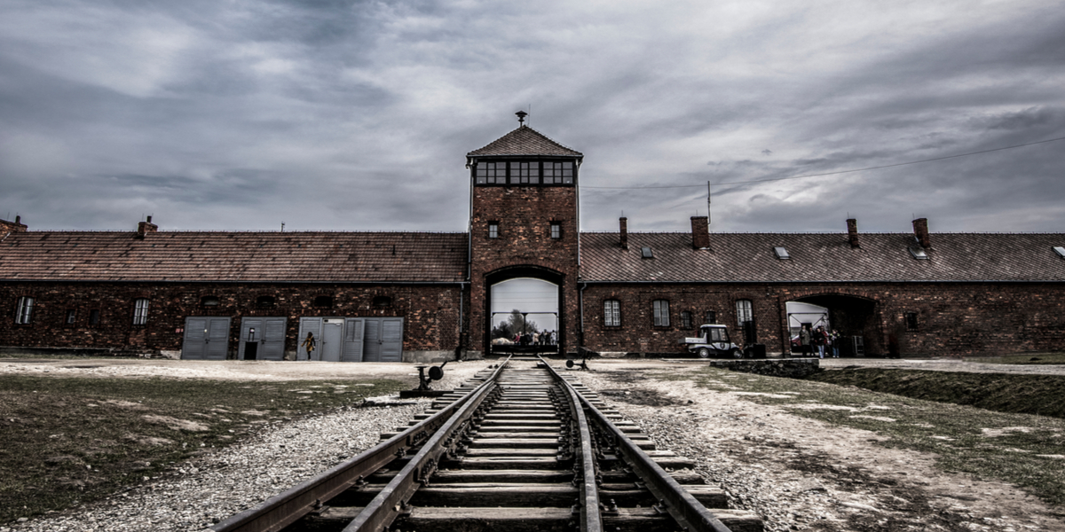 Kvinna frihetsberövad: Gjorde Hitler-hälsning i Auschwitz