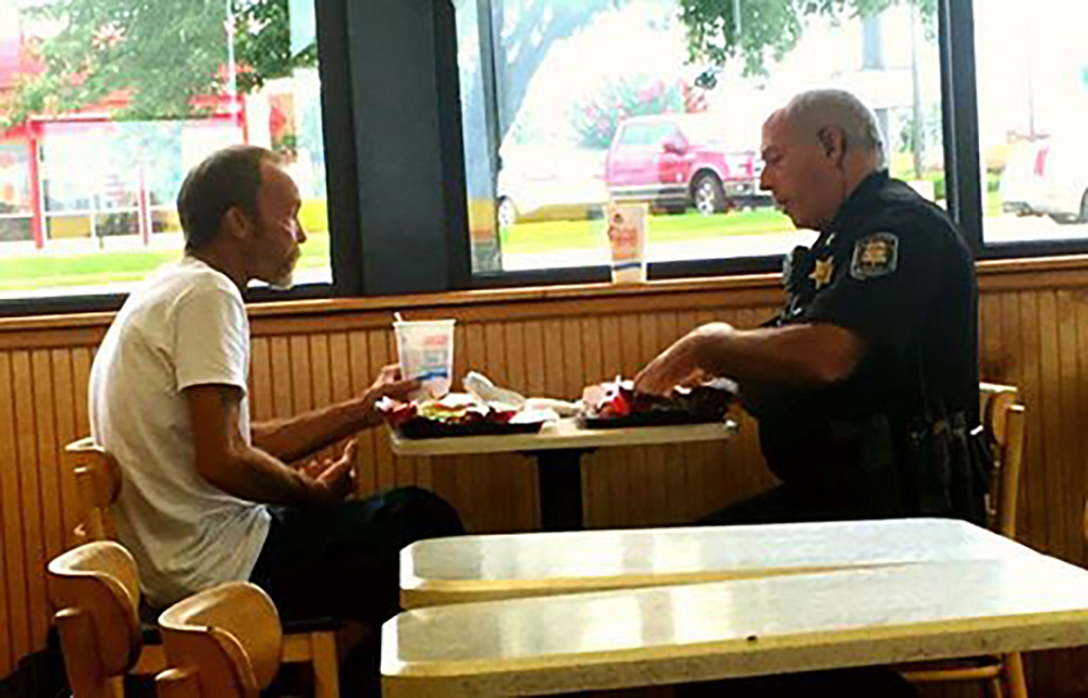 Polis bjuder hemlös på lunch: Det han gör sen får den hemlöse att bryta ihop
