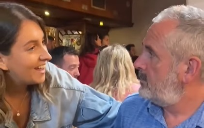 Dotterns överraskningsbesök på pappas 60-årsdag rör tusentals till tårar