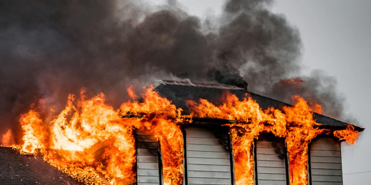 JUST NU: Flera skadade i våldsam brand i flerfamiljshus