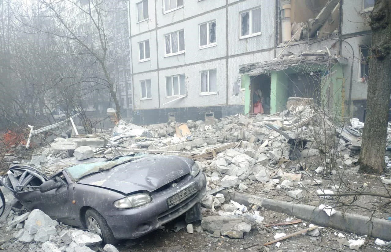 Ryskt bombangrepp på flerfamiljshus i Charkiv skadar 21 personer, inklusive barn
