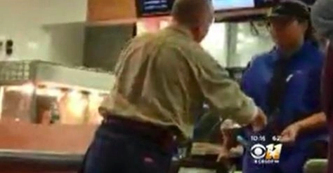 Kunder ser mystisk man ge något till McDonalds-anställd – plötsligt upptäcker de vad det är