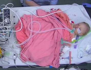 Sörjande familj låter kamera filma deras babys död: De varna andra föräldrar om faran