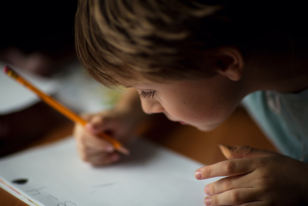 Pappa fotar autistisk sons skolprojekt: När han kommer hem upptäcker han den obehagliga detaljen