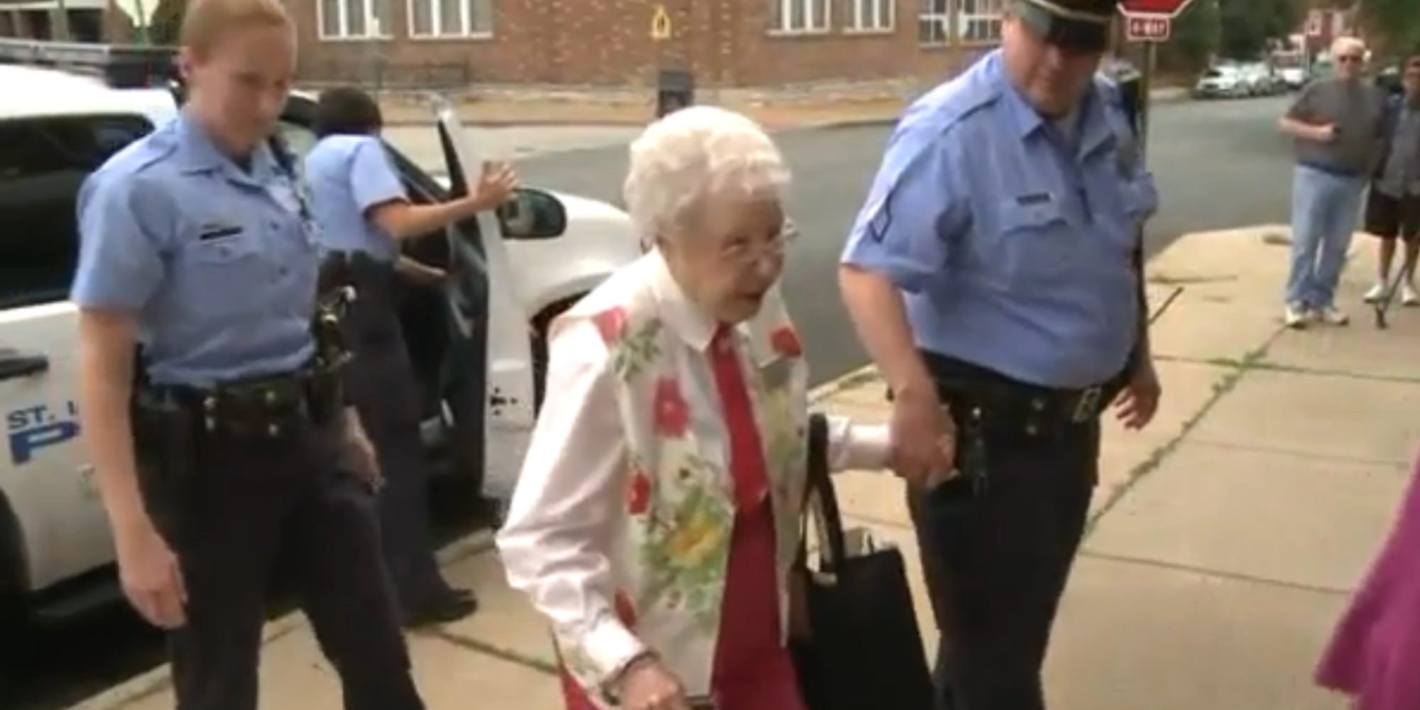 Poliser oerhört nöjda när de för bort 102-årig kvinna i handklovar