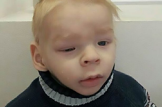 Mamma lämnar sin 2-åriga son hos hemlös kvinna och går därifrån