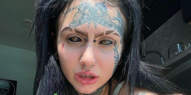 Kvinna som kallas ”demon” visar hur hon såg ut innan sina förändringar