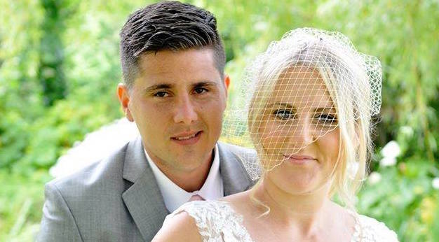Emma gifte sig med drömmannen – fick plötsligt syn på läskig detalj på bröllopsbilden