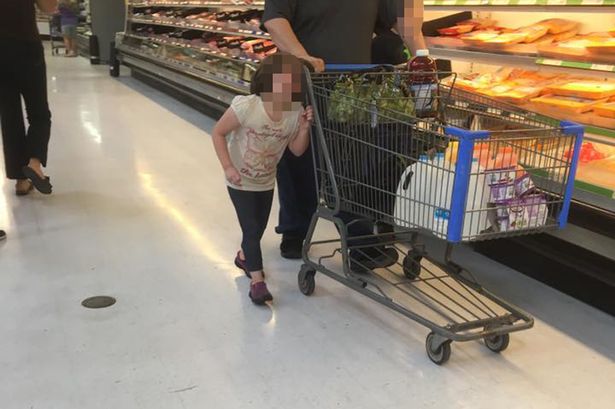 Pappa drog runt gråtande dotter i håret i mataffär – nu undersöks händelsen av polisen