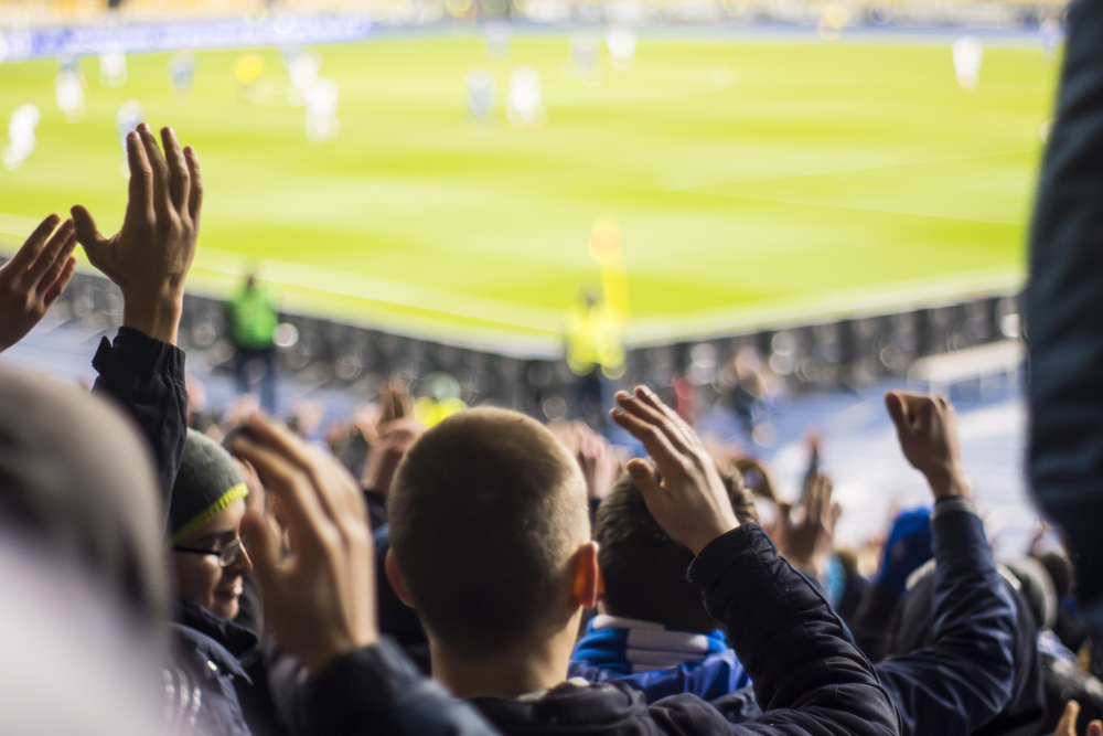 Revolutionerande förändring i fotbollen: Nu kan domaren ge rosat kort