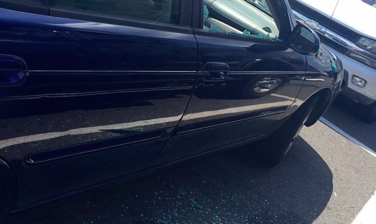 Man går förbi bil på mataffärens parkeringsplats – ser något skrämmande och agerar snabbt