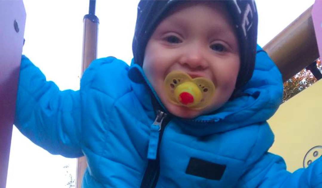 Ingen vill leka med 1-åriga Charlie – anledningen får folk på nätet att rasa