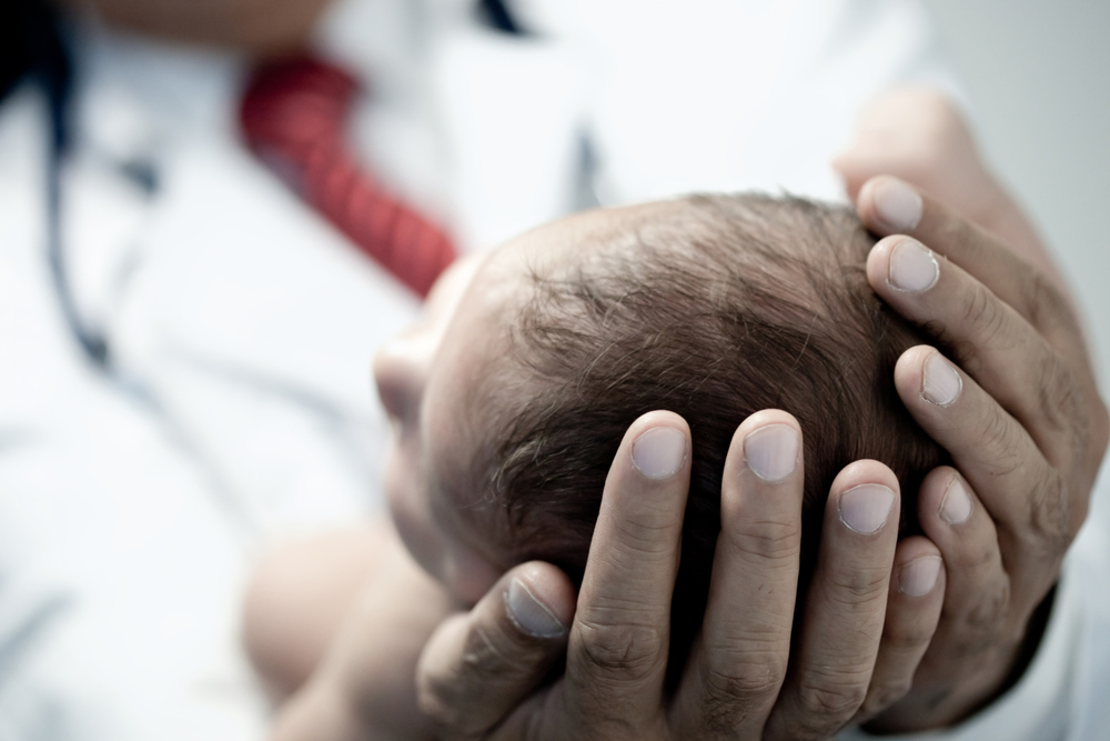 Nyfödd baby knivhöggs 14 gånger och begravdes levande av sin mamma – överlevde mirakulöst