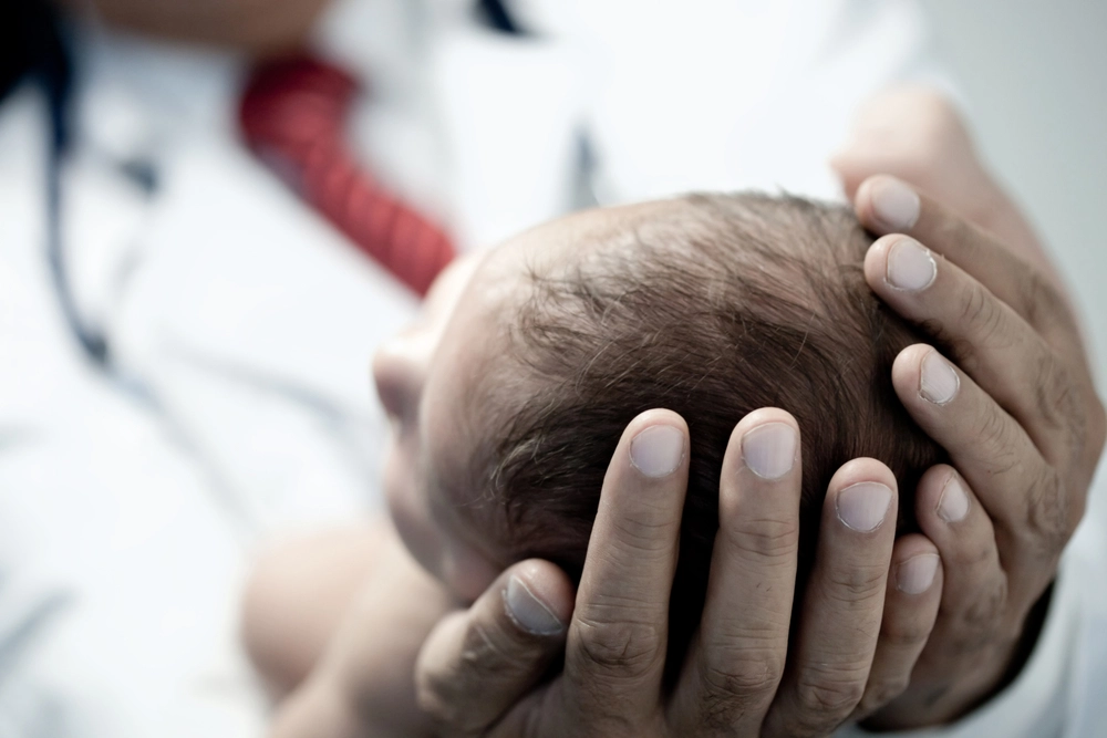 Nyfödd baby knivhöggs 14 gånger och begravdes levande av sin mamma – överlevde mirakulöst