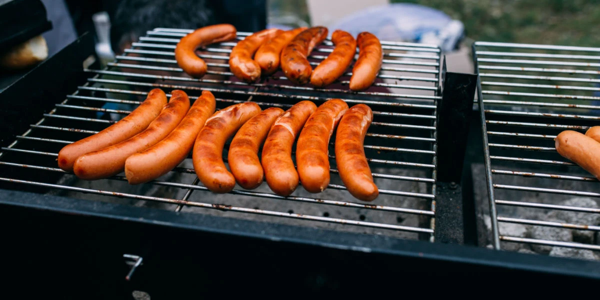 En före detta kunglig kock avslöjar nu att det är ett misstag att lägga korvar på grillen