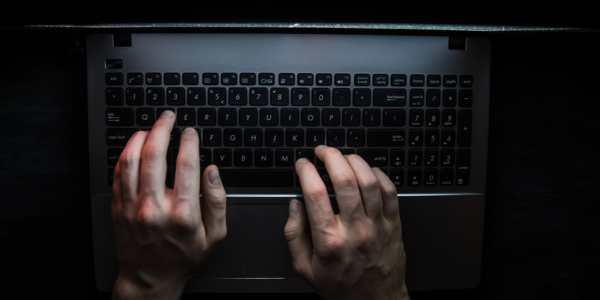 En polisman åtalas misstänkt för barnpornografibrott