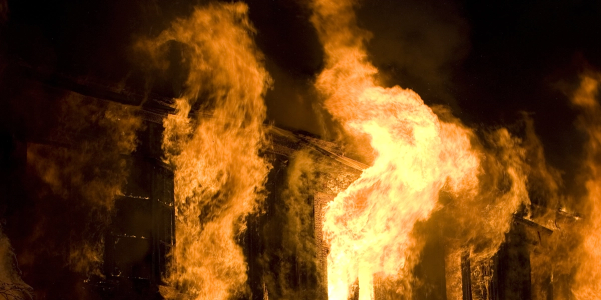 JUST NU: Våldsam brand i flerfamiljshus