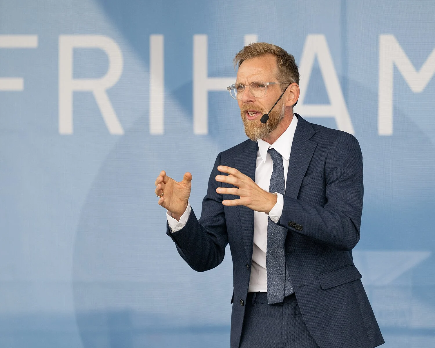 Socialministern: ”Barn under 13 ska inte ha smartphone”