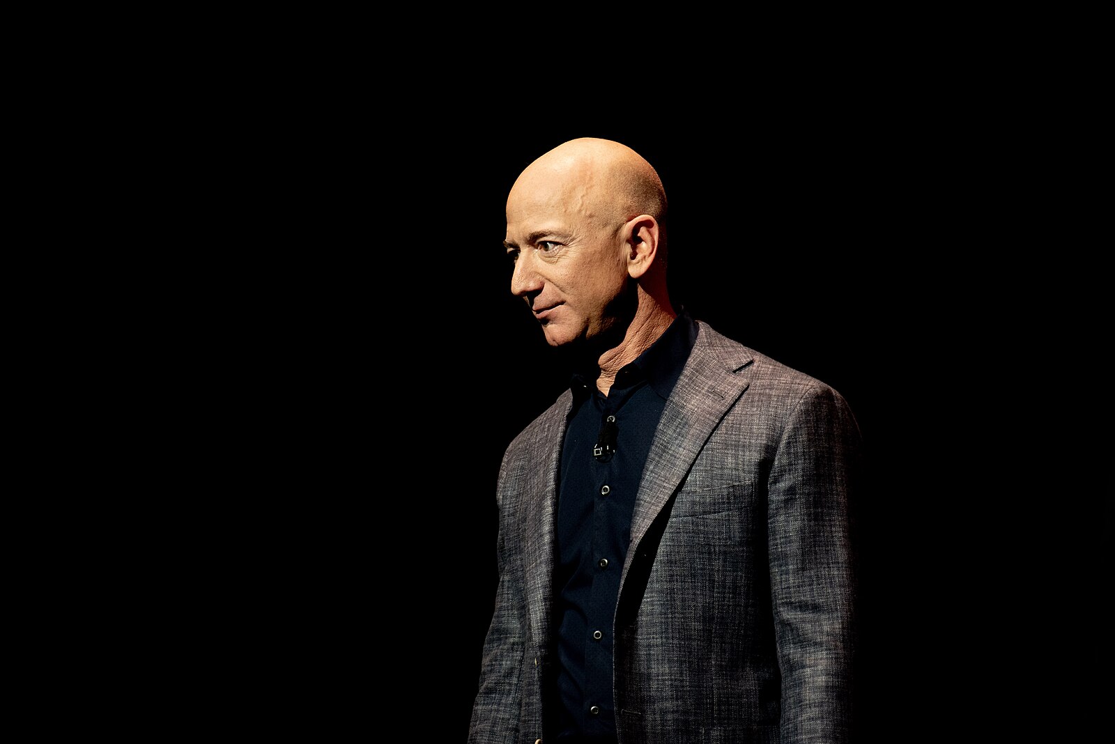 Kan rekordtillväxt lösa USA:s skuldkris? Trump och Bezos tror det, experter tvekar