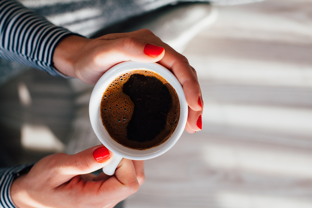 Trötts trots att du dricker mycket kaffe? Var försiktig med när du drikker första koppen