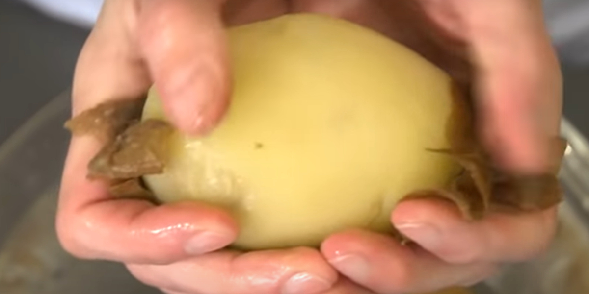 Så här skal du potatis på några sekunder – med dina händer