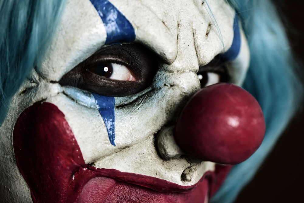 Clown ville skrämma en grupp tonåringar – blev stucken med kniv