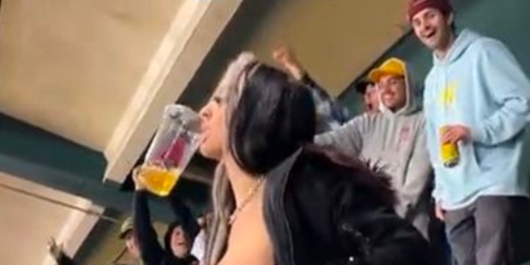Bråk bryter ut efter att kvinnan visar brösten på stadion: ”Det finns barn här”