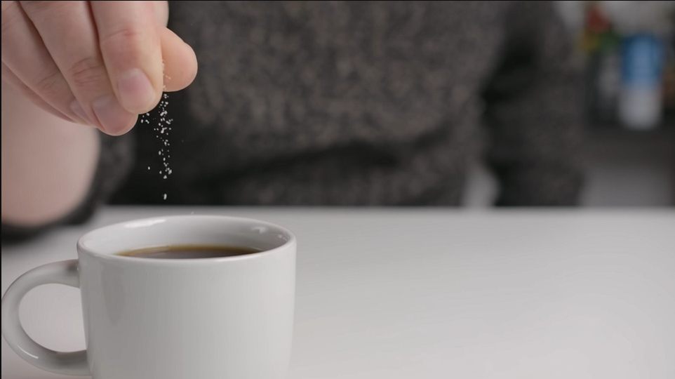 Han byter ut salt med socker i sitt kaffe: När du ser det överraskande resultatet kommer du att vilja göra detsamma