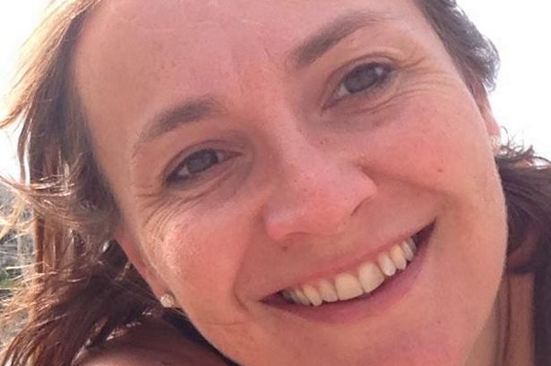 Sörjande familj varnar: Mamma dog efter att hon skar sig i handen under trädgårdsarbete